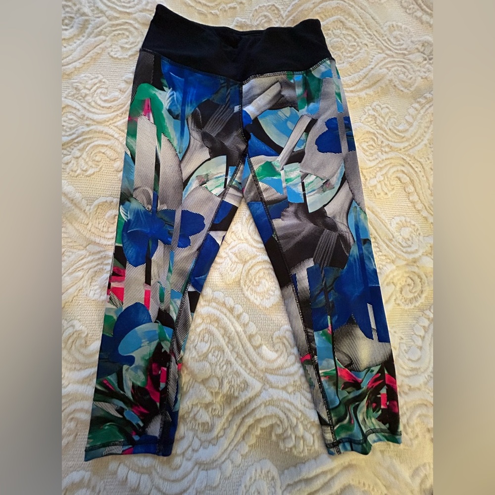 Medium size workout pants. Fits a little past the knee.